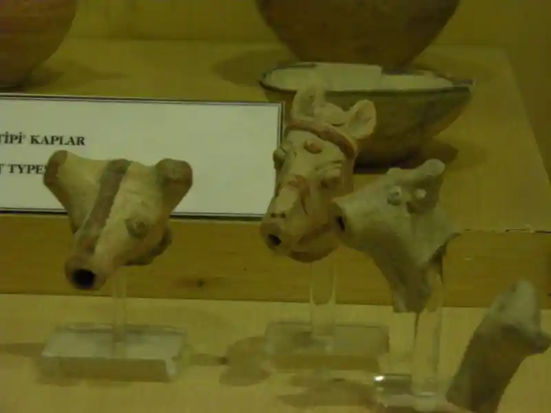 Animal heads, three-pointed, solar disc and stripes Animal heads, three-pointed, solar disc and stripes